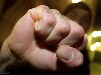In der Nacht auf Montag gab es eine Schl&auml;gerei in Feuchtwangen. Symbolfoto: Karl-Josef Hildenbrand/dpa