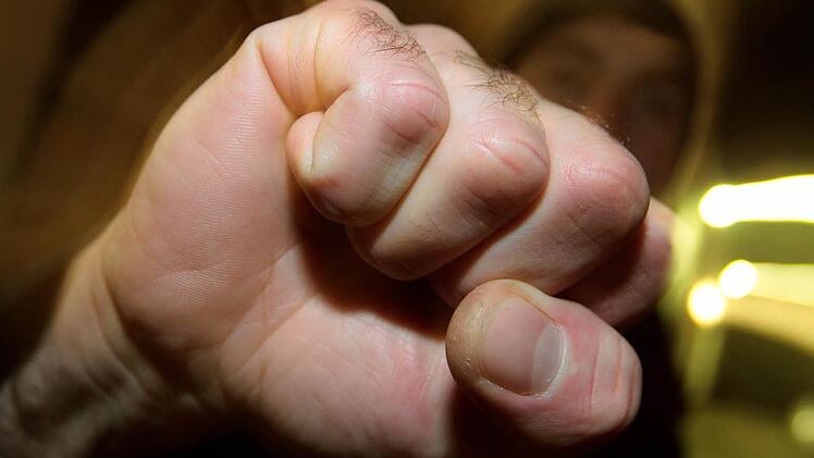 In der Nacht auf Montag gab es eine Schl&auml;gerei in Feuchtwangen. Symbolfoto: Karl-Josef Hildenbrand/dpa
