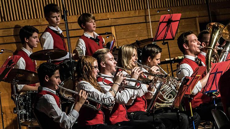 Gerhard Eller leitete das Jugendorchester Rödental beim Weihnachtskonzert der Franz-Goebel-Halle.Foto: Jochen Berger