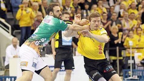 Augen zu und durch, Teil 2: Girts Lilienfelds (rechts) wartete öfters vergeblich auf einen Pfiff der beiden Unparteiischen.