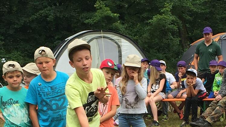 Ben Stegner (vorne) versucht sich hier im Zielwerfen.