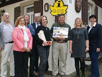 Anlässlich ihres 25. Besuchs in Zeil wurden zwei besondere Gäste aus Ohio und ihre Zeiler Freunde vom Bürgermeister im Grohe-Häuschen empfangen. Unser Bild zeigt von links: Michael und Heike Mathes, Thomas Vogt, Bürgermeister Thomas Stadelmann, Vicky und Richard Leguillan, Juliane Vogt und Beate Reinhardt, die die Tourist-Information leitet.  sw