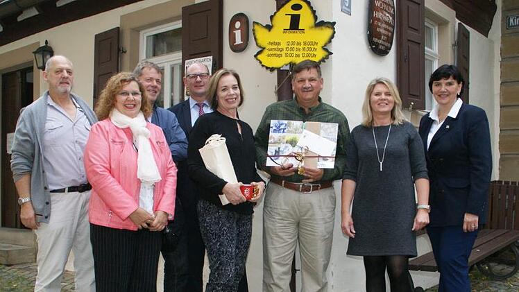 Anlässlich ihres 25. Besuchs in Zeil wurden zwei besondere Gäste aus Ohio und ihre Zeiler Freunde vom Bürgermeister im Grohe-Häuschen empfangen. Unser Bild zeigt von links: Michael und Heike Mathes, Thomas Vogt, Bürgermeister Thomas Stadelmann, Vicky und Richard Leguillan, Juliane Vogt und Beate Reinhardt, die die Tourist-Information leitet.  sw