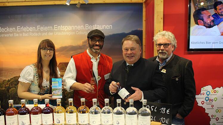 Hoher Besuch am Messestand - bei seinem morgendlichen Rundgang am ersten Messetag hat der Landwirtschaftsminister Helmut Brunner allen Ausstellern in der Bayernhalle persönlich eine erfolgreiche Grüne Woche gewünscht und sich selbst von der Vielfalt der Angebote überzeugt.