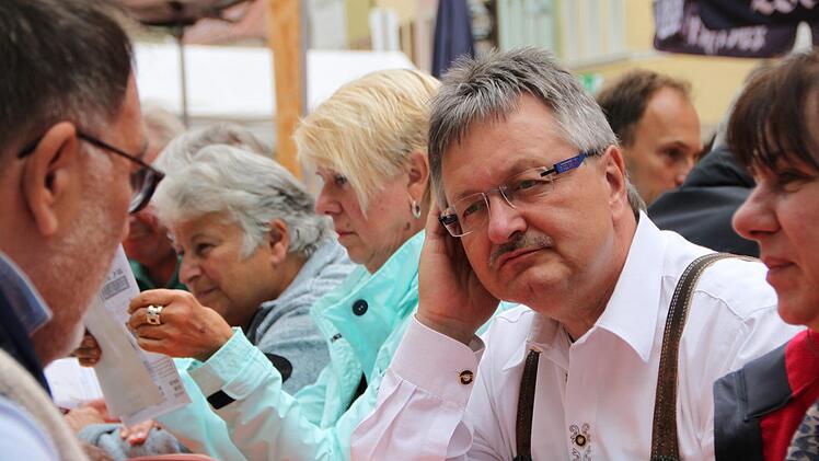 Dritter Bürgermeister Dieter Seban im Gespräch Foto: Ulrike Müller