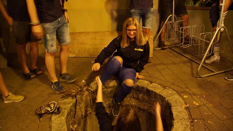 Diesmal müssen die beiden neuen weiblichen Mitglieder ran.Kirchehrenbacher Kerwasburschen