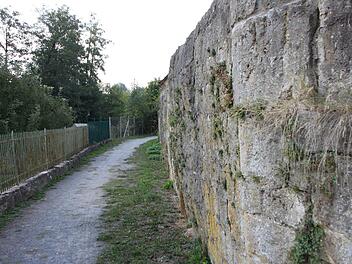 Nahe des Jörgentors wölbt sich die Stadtmauer sichtbar nach außen. Bürgermeister Blank will klären lassen, ob dies unbedenklich ist oder ob die Stadt handeln muss.Heike Beudert
