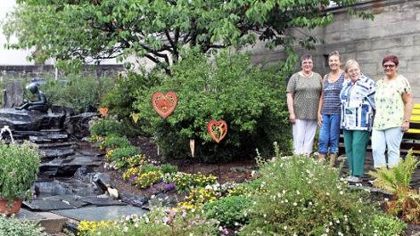 Freude bei den Mitgliedern des Klöppelschulfördervereins und des Gartenbauvereins über die geklöppelten Kunstwerke am Brunnen. Im Bild v.l. Elisabeth Gareis, Marianne Köstner (Gartenbauverein), Vorsitzende Gabriele Taubald-Porzelt und Rosemarie Wunder  Foto: Michael Wunder