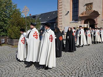 Die Damen und Herren des Ritterordens  vom Heiligen Grab zu Jerusalem  nahmen an der Prozession rund um die Klosteranlage am Kreuzberg teil. Foto: Marion Eckert