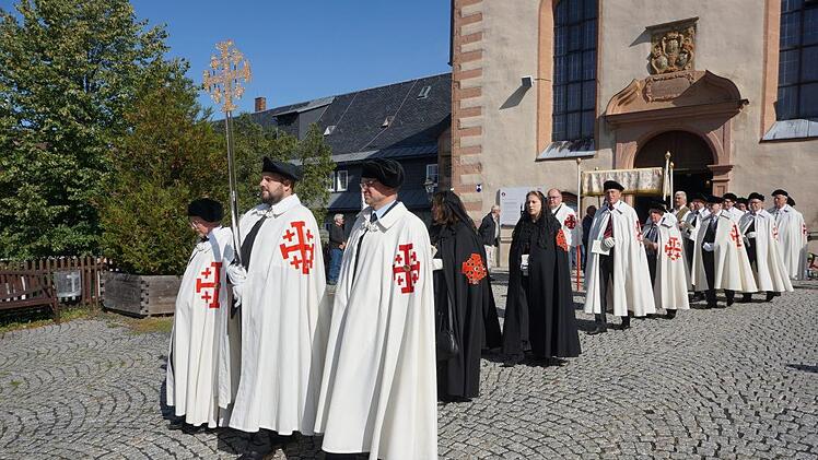 Die Damen und Herren des Ritterordens  vom Heiligen Grab zu Jerusalem  nahmen an der Prozession rund um die Klosteranlage am Kreuzberg teil. Foto: Marion Eckert