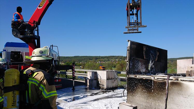 Die Feuerwehrleute löschen den Fahrzeugbrand auf der A 73. Foto: Feuerwehr Forchheim