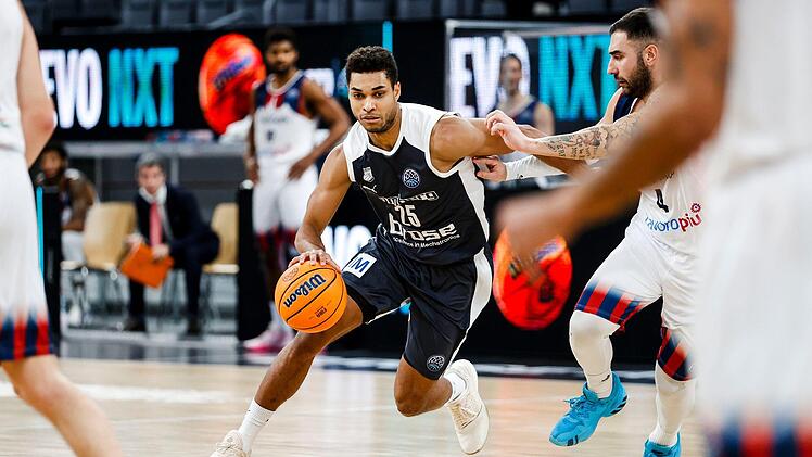 Kenneth Ogbe zieht zum Korb.