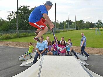 Daniel Eck,  ein ambitionierter Skater, trainiert  vor einem beindruckten  Publikum auf der neuen Anlage. Foto: Rinklef