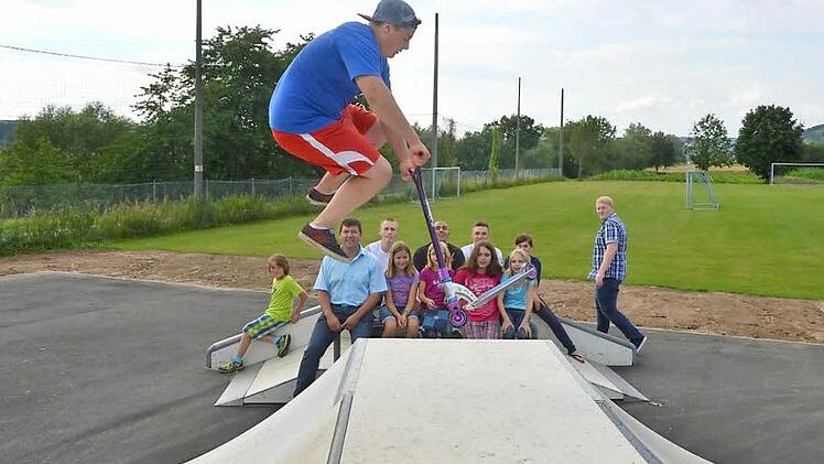 Daniel Eck,  ein ambitionierter Skater, trainiert  vor einem beindruckten  Publikum auf der neuen Anlage. Foto: Rinklef