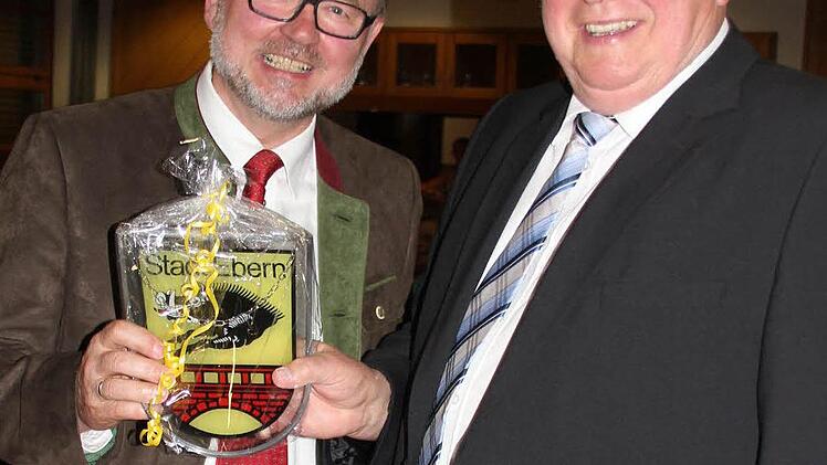 Der Griff nach Ebern: Als Geschenk gab's ein Wappen vom Nachbarbürgermeister.