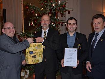 Päckchen gab es zu Weihnachten für die Bedürftigen der Stadt, gepackt vom Verein der Bad Kissinger Köche. Bei der Übergabe zeigt unser Bild (von links): Thomas Hämmelmann, OB Kay Blankenburg mit dem "Symbol-Päckchen, Alexander Mathes und Erich Matejsek. Foto: Klaus Werner
