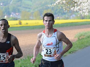 Könner unter sich: Osterlauf-Sieger Solomon Merne Eshete und Markus Unsleber. Fotos: ssp