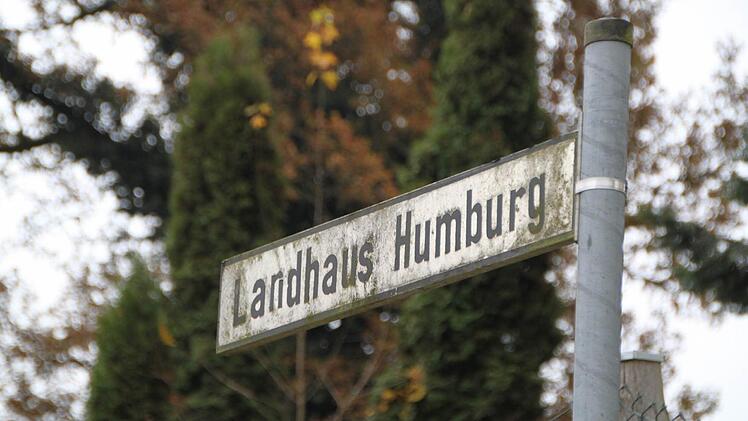 Ein Schild weist den Weg den Hang hinauf.