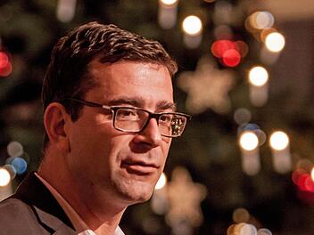 Intendant Bodo Busse stellt in der Reihe Adventskalender im Spiegelsaal des Landestheaters einen weihnachtlichen Text von Friedrich Schnack vor.Foto: Jochen Berger