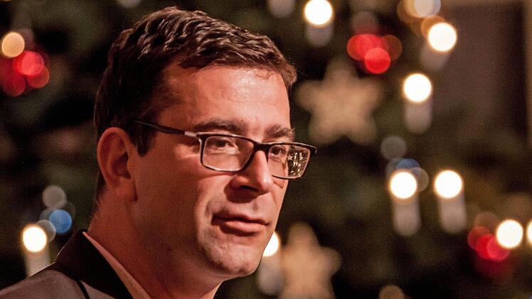 Intendant Bodo Busse stellt in der Reihe Adventskalender im Spiegelsaal des Landestheaters einen weihnachtlichen Text von Friedrich Schnack vor.Foto: Jochen Berger