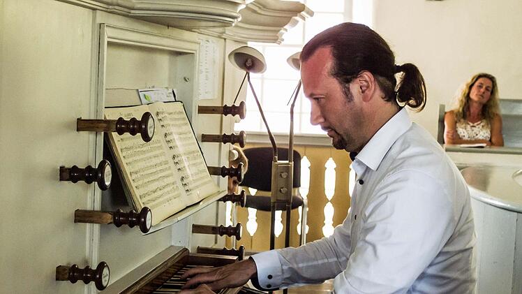 Matthias Grünert, Kantor der Frauenkirche Dresden, gastierte zum Auftakt seiner fränkisch-thüringischen Orgelfahrt in der Schlosskirche Ahorn. Foto: Jochen Berger
