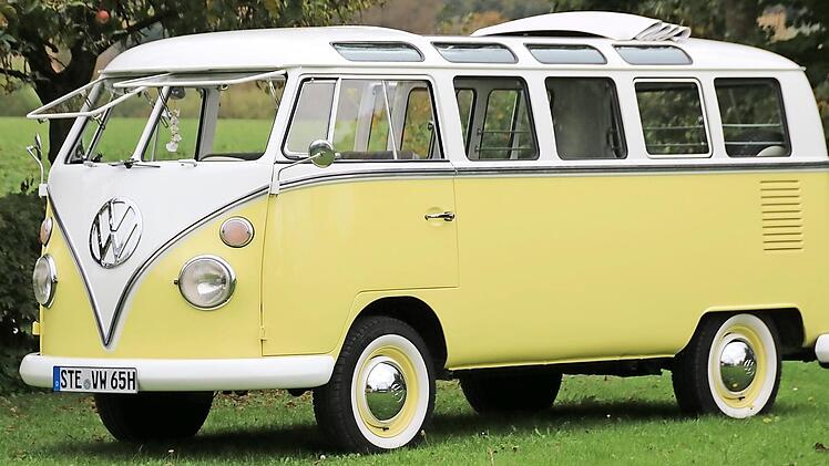 Der liebevoll restaurierte VW-Bus ist ein Hingucker. Fotos: Matthias Einwag
