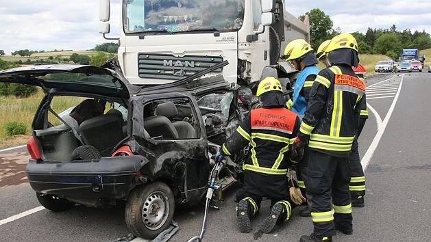F&uuml;r eine 35-J&auml;hrige Frau kam am 26. Juni 2018 jede Hilfe zu sp&auml;t. Sie krachte mit ihrem Kleinwagen am Stiefvater gegen einen entgegenkommenden Lkw. Foto: CT-Archiv