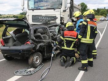 Für eine 35-Jährige Frau kam am 26. Juni 2018 jede Hilfe zu spät. Sie krachte mit ihrem Kleinwagen am Stiefvater gegen einen entgegenkommenden Lkw. Foto: CT-Archiv