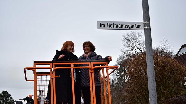 Das Straßenschild wird enthüllt. Foto: Petra Malbrich