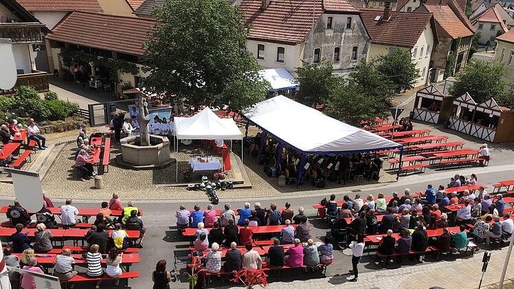 Ein Kreuz aus Helmen war einer der Denkanstöße beim Zweiradgottesdienst