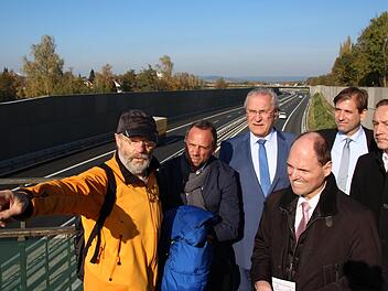 Bayerns Innenminister Joachim Herrmann (CSU) machte sich vor Ort in Forchheim einen Eindruck. Seit Monaten fordern Betroffene eine Geschwindigkeitsbegrenzung auf der Autobahn 73 durch Forchheim, da vor allem Raser Lärm verursachen würden. Foto: Ronald Heck