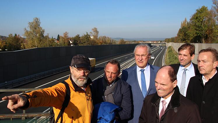 Bayerns Innenminister Joachim Herrmann (CSU) machte sich vor Ort in Forchheim einen Eindruck. Seit Monaten fordern Betroffene eine Geschwindigkeitsbegrenzung auf der Autobahn 73 durch Forchheim, da vor allem Raser Lärm verursachen würden. Foto: Ronald Heck