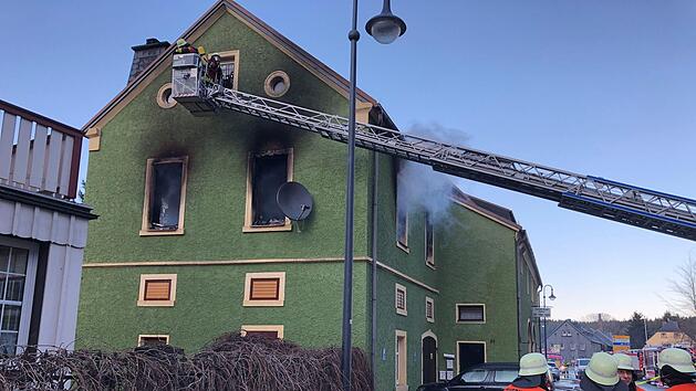 Bei dem Brand in der Wunsiedler Straße in Röslau zogen sich zwei Menschen leichte Verletzungen zu. Ein Feuerwehrmann hatte auf dem Weg zum Einsatz einen Infarkt. Foto: News5 / Fricke