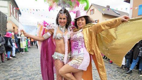 Samba olé! Diesen Tänzerinnen machte das windige Wetter nicht aus.