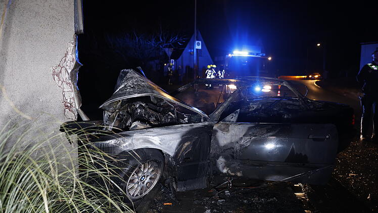 Unfall im Landkreis Führt: Auto fliegt in Hauswand und fängt zu brennen an