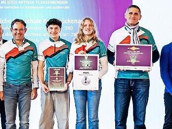Unser Bild zeigt die Preistr&auml;ger mit (von links) Landrat Robert Niederges&auml;&szlig;, Vorsitzender der AGFK Bayern, Ministerialdirektor Dr. Thomas Gruber, Amtschef des Bayerischen Staatsministeriums f&uuml;r Wohnen, Bau und Verkehr, Schulleiter Michael Kreil, A...