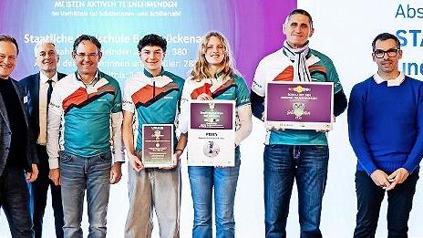 Unser Bild zeigt die Preisträger mit (von links) Landrat Robert Niedergesäß, Vorsitzender der AGFK Bayern, Ministerialdirektor Dr. Thomas Gruber, Amtschef des Bayerischen Staatsministeriums für Wohnen, Bau und Verkehr, Schulleiter Michael Kreil, A...