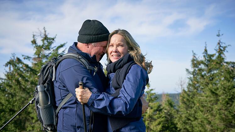 Sabine (Ann-Kathrin Kramer) und Stefan (Harald Krassnitzer) genie&szlig;en die Zeit auf dem Berg.