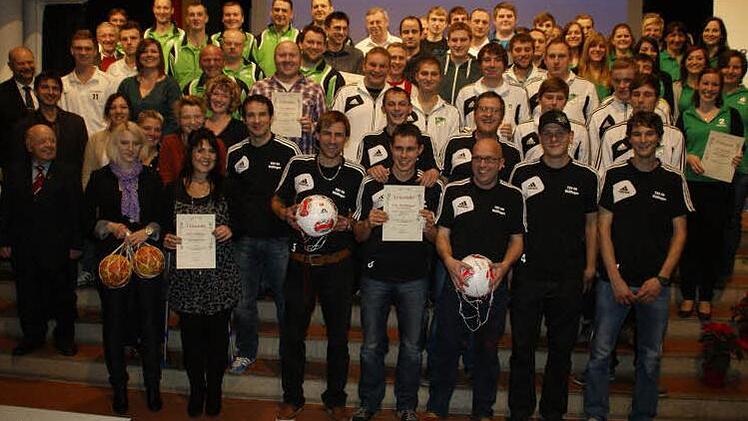 Langstreckenläufer Ewald Reitwiesner, die Kickboxer  aus Ebern, die Korbballerinen vom SSV Gädheim, die Volleyballerinnen vom TSV Wonfurt und die Fußball-Meistermannschaften aus Roßstadt (Erste Mannschaft, B-Klasse Schweinfurt 5), Mechenried (Zweite Mannschaft B-Klasse Schweinfurt 8), TSV Wonfurt (Meister Kreisklasse Ost Senioren A), Friesenhausen (Erste Mannschaft Vizemeister A-Klasse Schweinfurt 6), Stettfeld (Erste Mannschaft Meister A-Klasse Schweinfurt 5), Wülflingen (Erste Mannschaft (M...