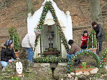Fleißige Ortspitzer schmücken den Brunnen bei der St. Moritzkapelle.  Foto: Franz Galster