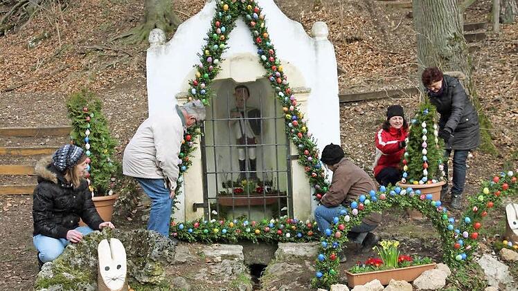 Fleißige Ortspitzer schmücken den Brunnen bei der St. Moritzkapelle.  Foto: Franz Galster