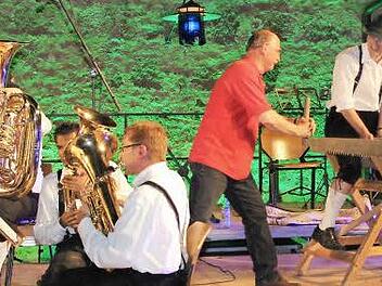 So manche lustige Einlage sorgte für Lacher beim bunten Jubiläumsprogramm der Jugend- und Trachtenkapelle Neunkirchen am Brand.Foto: fra-press