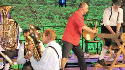 So manche lustige Einlage sorgte für Lacher beim bunten Jubiläumsprogramm der Jugend- und Trachtenkapelle Neunkirchen am Brand.Foto: fra-press