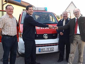 Bürgermeister Robert Herrmann (rechst) übergab den Fahrzeugschlüssel symbolisch an Kommandant Markus Fausten). Mit im Bild Feuerwehrreferent Dieter Gerstenkorn (links) und Stadtrat Otmar Schmitt.