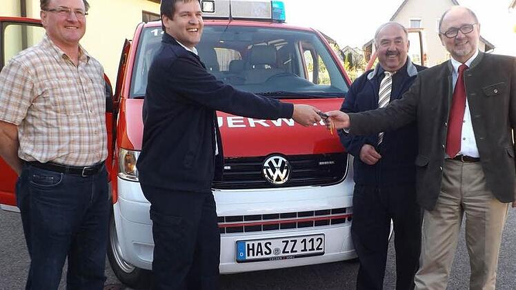 Bürgermeister Robert Herrmann (rechst) übergab den Fahrzeugschlüssel symbolisch an Kommandant Markus Fausten). Mit im Bild Feuerwehrreferent Dieter Gerstenkorn (links) und Stadtrat Otmar Schmitt.