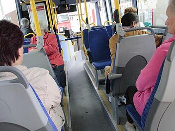 Der Mittelgang ist sehr eng. Für Rollstuhlfahrer und Kinderwagen ungeeignet. Fotos: Josef Hofbauer