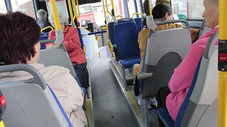 Der Mittelgang ist sehr eng. Für Rollstuhlfahrer und Kinderwagen ungeeignet. Fotos: Josef Hofbauer