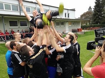 Für den Kameramann des Bayerischen Fernsehen ließen Spieler und Funktionäre der TSSV Fürth am Berg den Kapitän und Torschützen Jens Löw auf ihre eigene Art und Weise "hochleben". Foto: privat