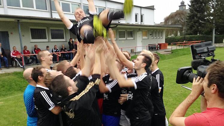 Für den Kameramann des Bayerischen Fernsehen ließen Spieler und Funktionäre der TSSV Fürth am Berg den Kapitän und Torschützen Jens Löw auf ihre eigene Art und Weise "hochleben". Foto: privat
