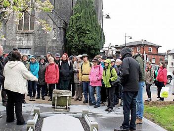 Die fränkische Pilgergruppe bei einer der Führungen in Irland Foto: Johanna Blum